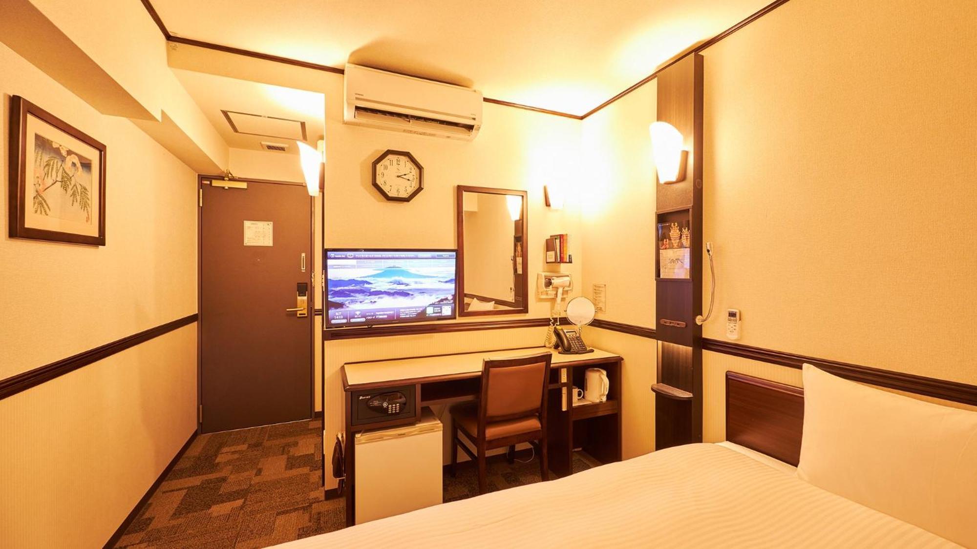 Toyoko Inn Tsu Eki Nishi Guchi Room photo