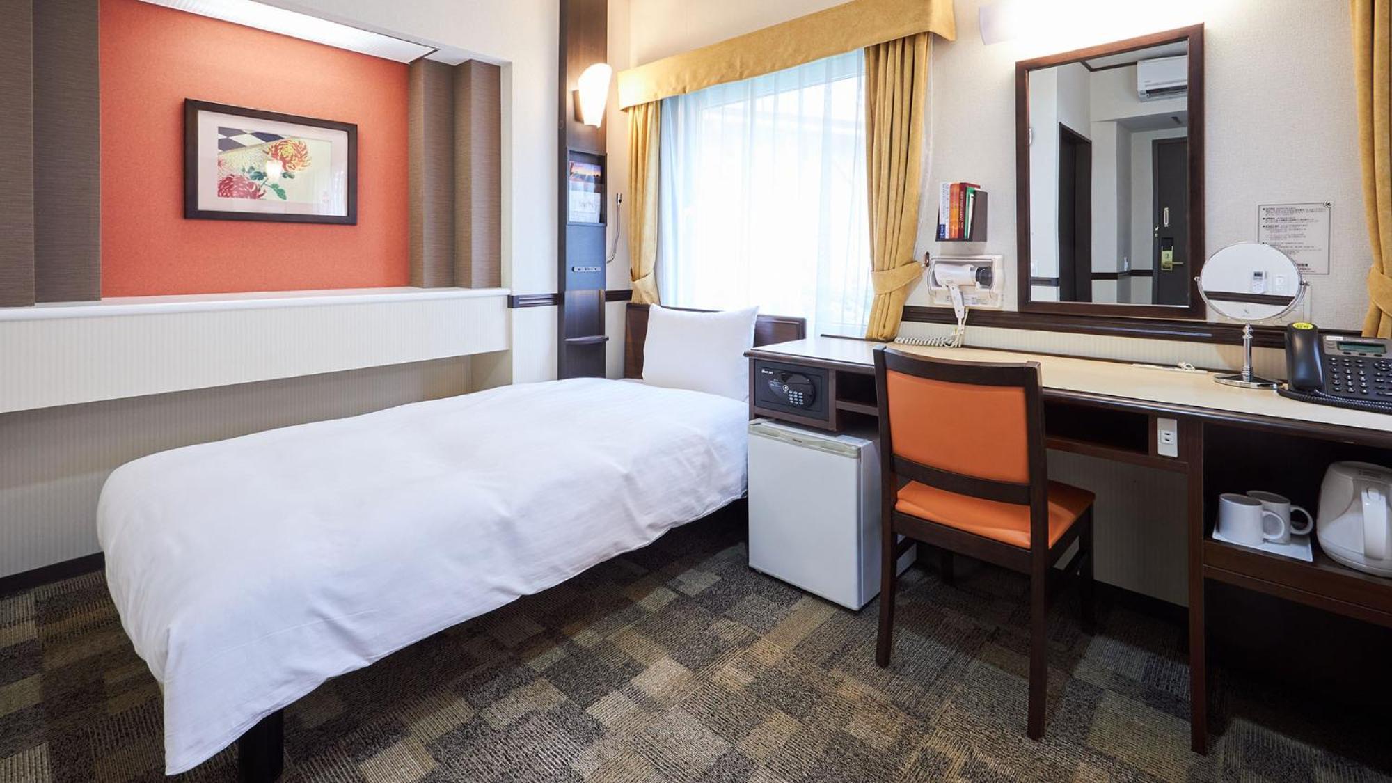Toyoko Inn Tsu Eki Nishi Guchi Room photo